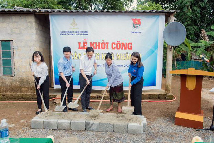 Ban lãnh đạo Tổng Công ty Thuốc lá Việt Nam, Bí thư Tỉnh Đoàn Quảng trị cùng gia đình làm lễ khởi công "Nhà nhân ái" cho gia đình bà Hồ Thị Bình.