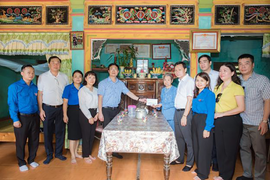 Ban lãnh đạo Tổng công ty tới thăm, động viên và trao quà cho Mẹ Việt Nam Anh hùng Lê Thị Mót.