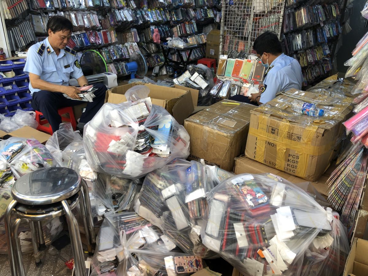 TP.HCM: Thu giữ hơn 27.000 linh kiện, phụ kiện, thiết bị điện thoại di động vi phạm