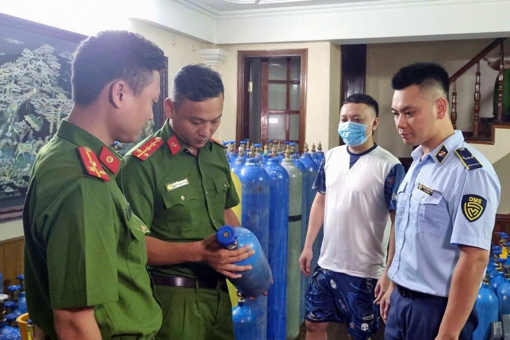 Hà Nội: Phát hiện cơ sở sản xuất “khí cười” trái phép với số lượng lớn