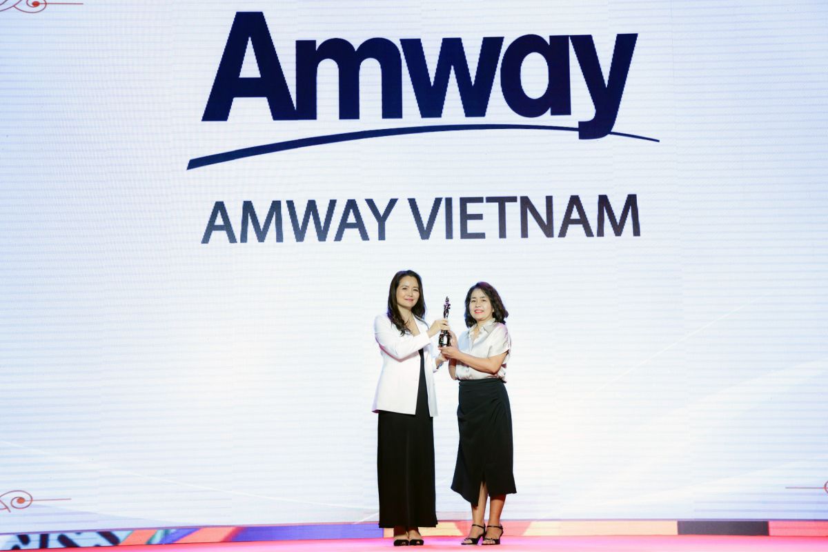 Bà Phan Nguyên Nhật Thảo, Giám đốc Nhân sự Amway tiểu vùng Việt Nam - Indonesia - Philippines tại lễ trao giải.