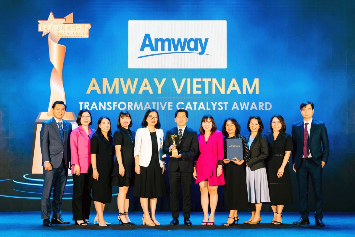 Ban Giám đốc Amway Việt Nam được vinh danh giải thưởng Đội ngũ lãnh đạo đột phá, do Anphabe Việt Nam bình chọn.