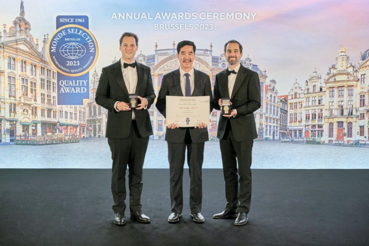 Ông Nguyễn Quốc Khánh, Giám đốc Điều hành nghiên cứu và phát triển, đại diện Vinamilk nhận 2 giải vàng về chất lượng từ Monde Selection.