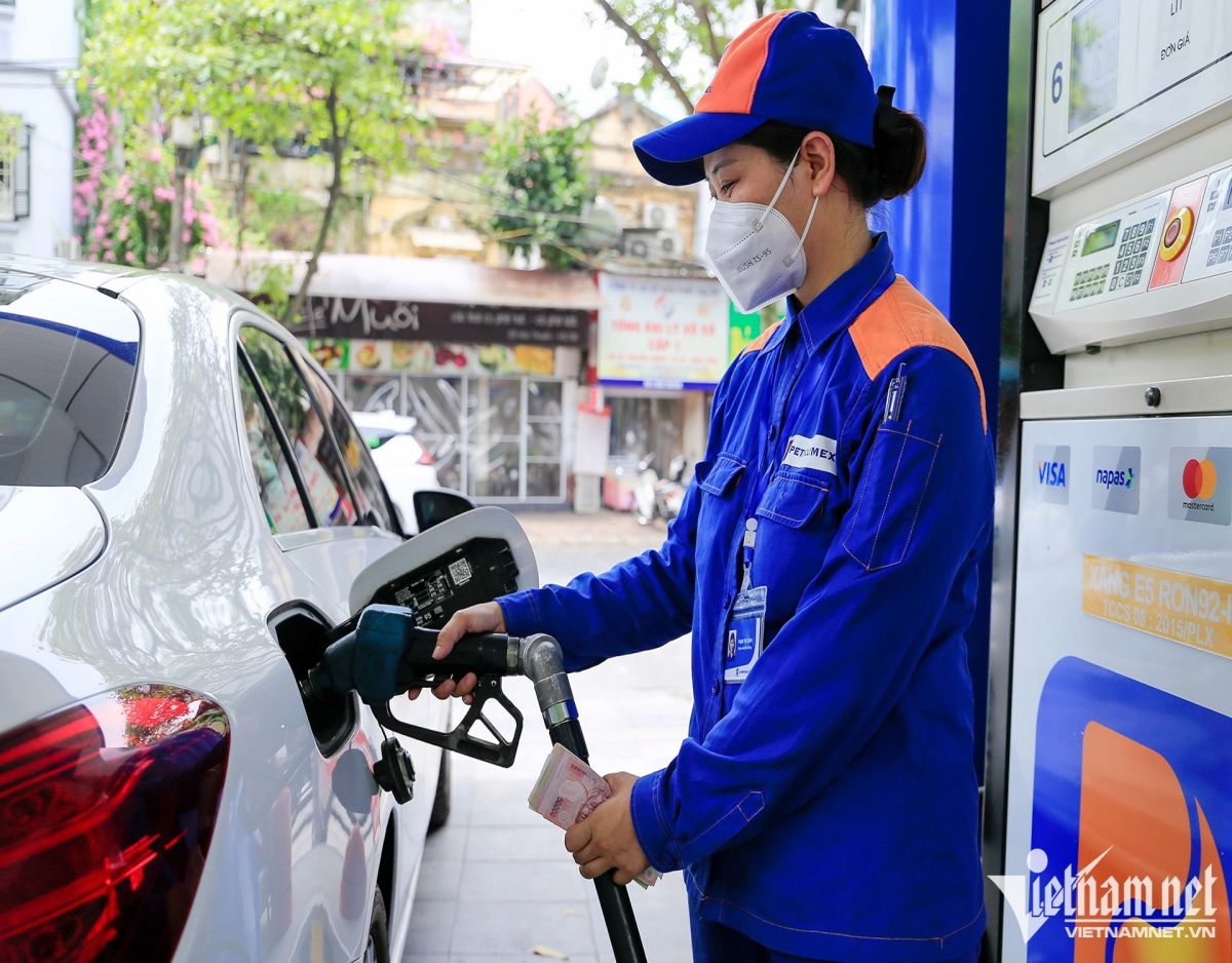 Giá xăng dầu hôm nay 26/8: Tiếp đà tăng từ phiên trước