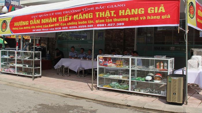 Gian hàng hướng dẫn phân biệt hàng thật, hàng giả do Cục QLTT tỉnh Bắc Giang bố trí tại khu vực chợ Thương.