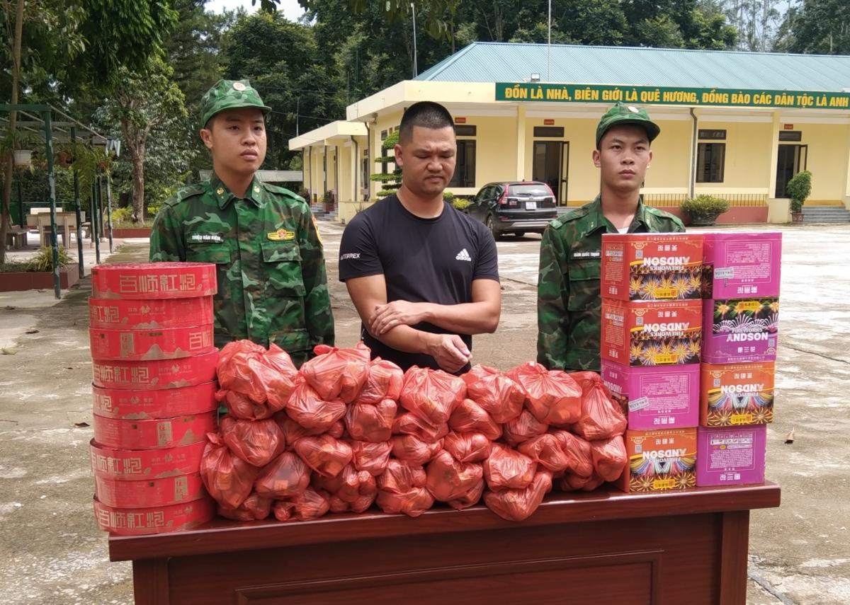Đối tượng Đinh Việt Hưng cùng tang vật bị bắt giữ tại Đồn Biên phòng cửa khẩu Trà Lĩnh