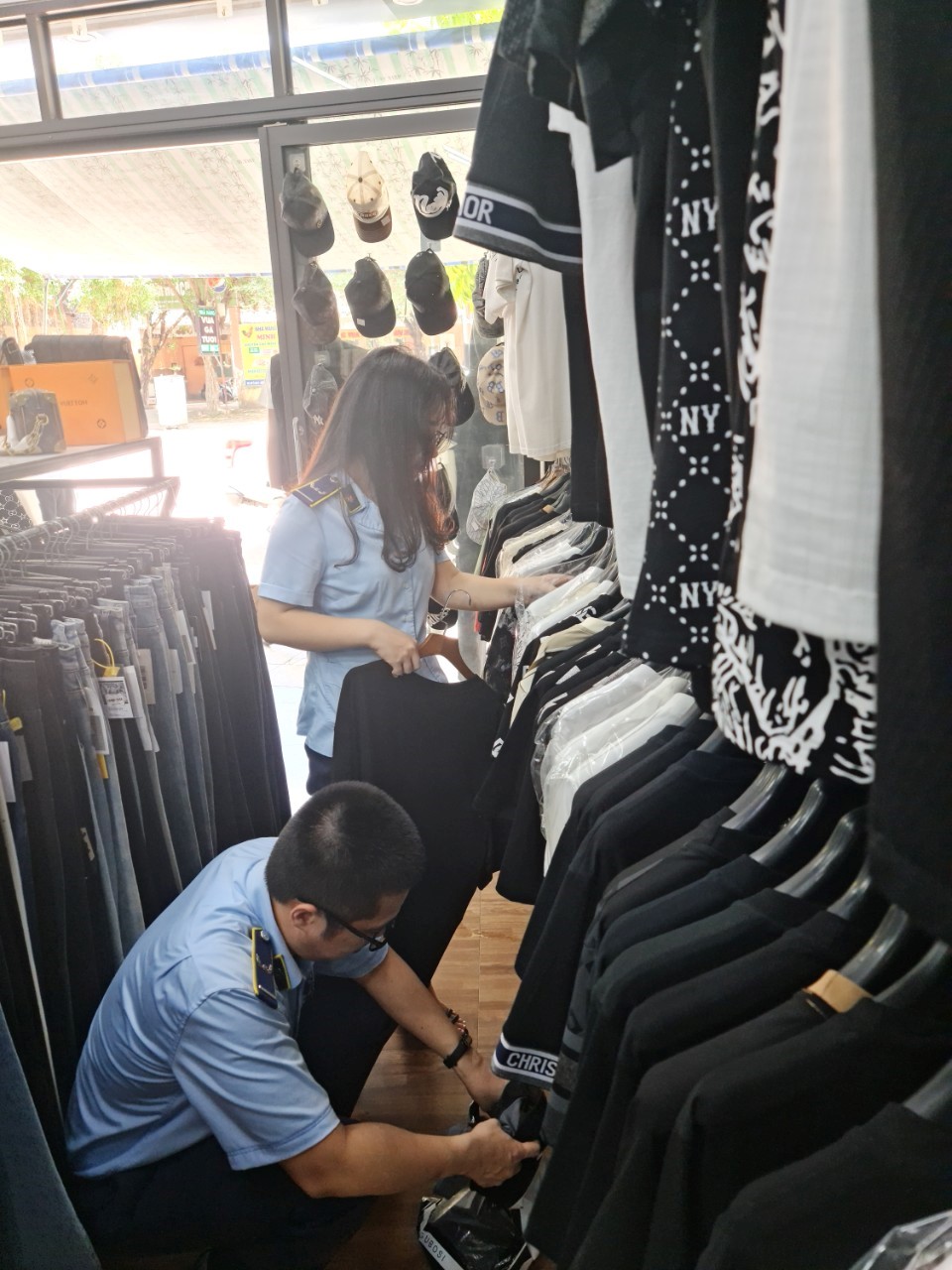Lực lượng QLTT tỉnh Thanh Hóa kiểm tra hàng hóa vi phạm tại cơ sở kinh doanh
