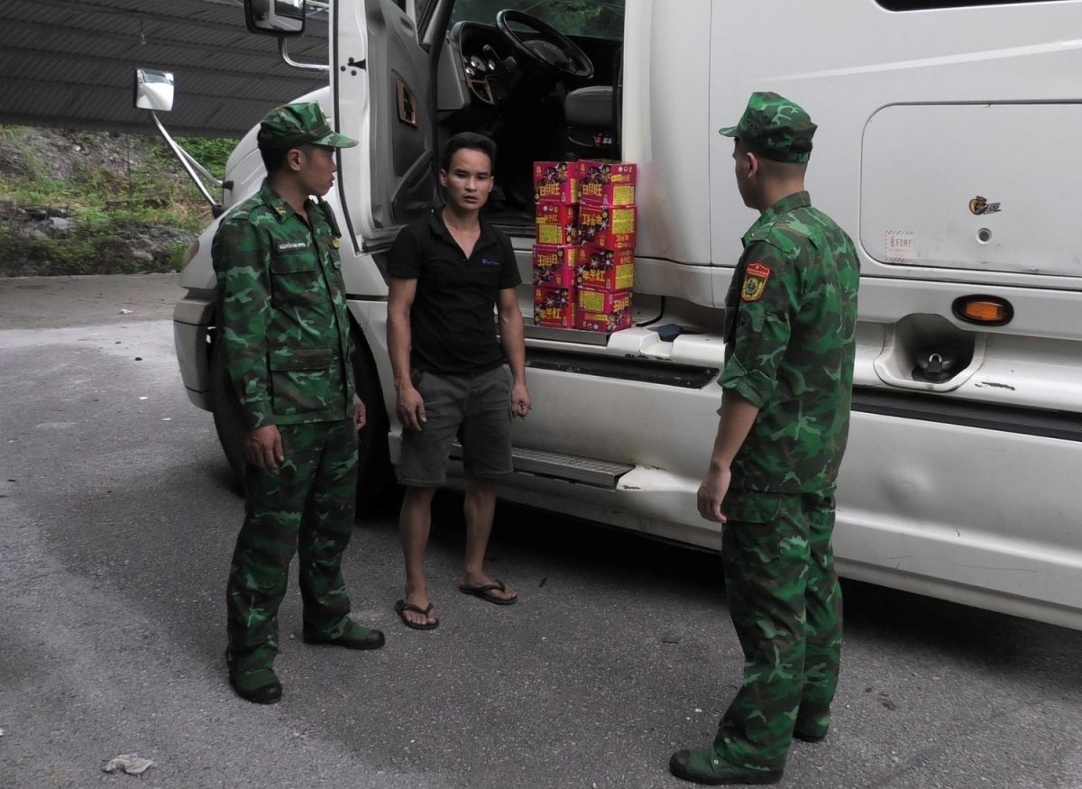 Liêu Văn Luật bị Đồn Biên phòng cửa khẩu quốc tế Hữu nghị bắt giữ cùng tang vật 35 kg pháo hoa nổ