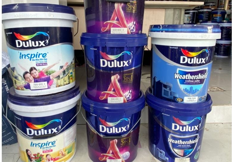 Lực lượng chức năng phát hiện một cửa hàng bán sản phẩm có dấu hiệu giả nhãn hiệu sơn DuLux