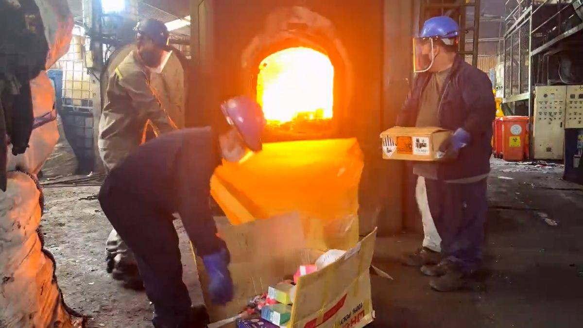 Hàng hóa vi phạm được đốt trong lò ở nhiệt độ cao, đảm bảo yêu cầu kỹ thuật về môi trường