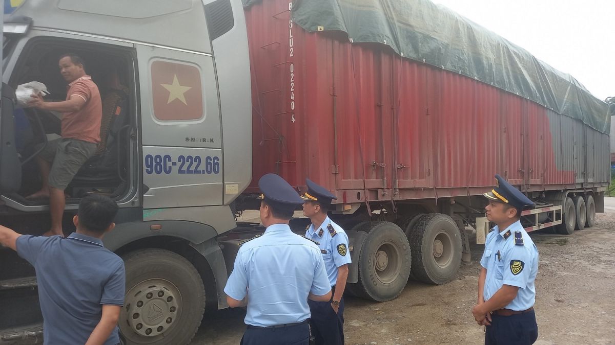 Lực lượng QLTT tỉnh Lạng Sơn tiến hành kiểm tra, khám phương tiện