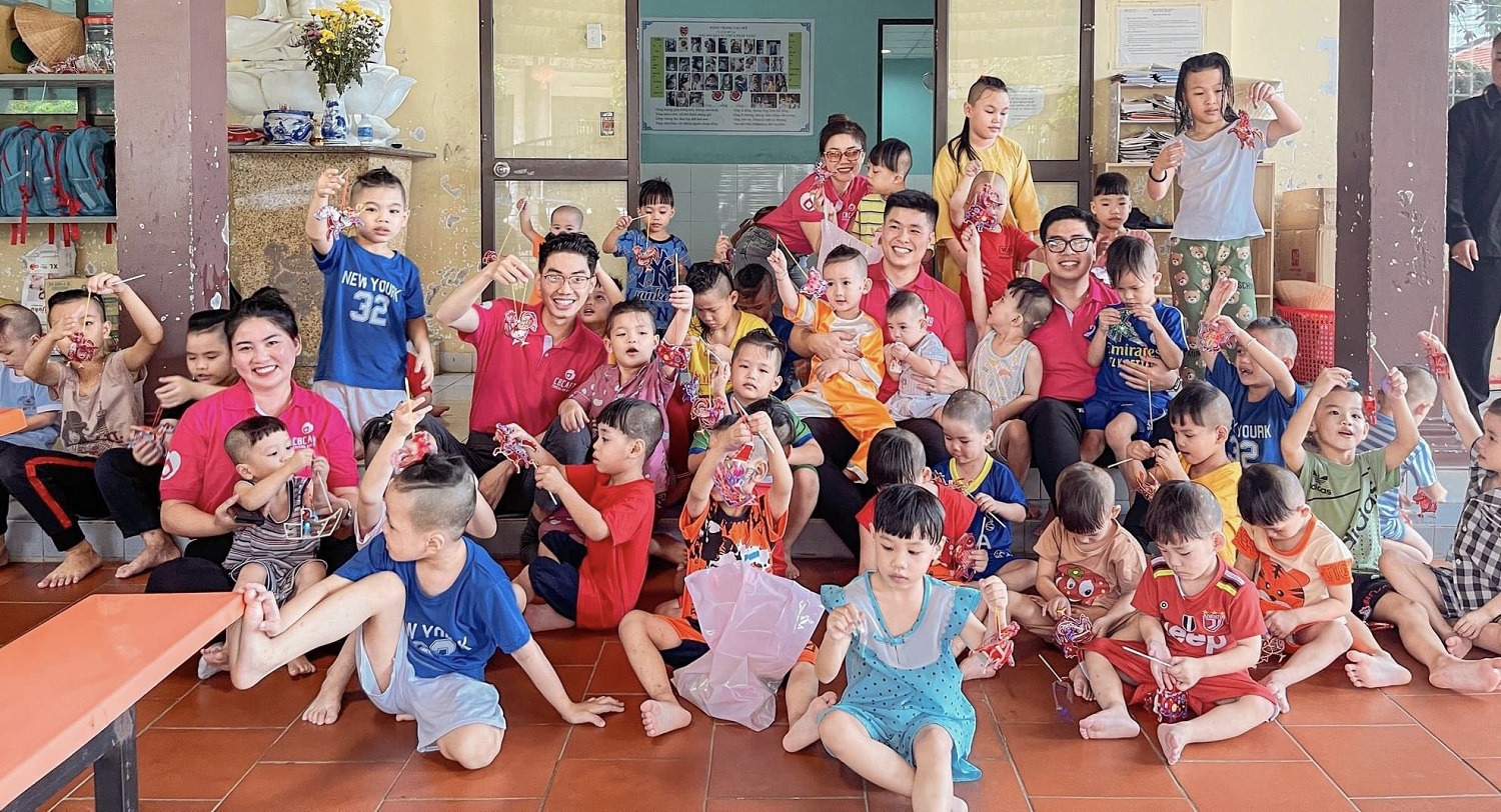 Đêm hội trăng rằm của những em bé “đặc biệt” tại mái ấm Thánh Tâm