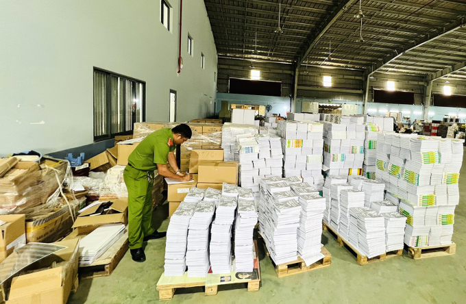 Phát hiện hơn 10 tấn sách, lịch in lậu ở Củ Chi