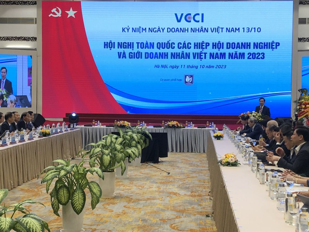 Lễ kỷ niệm ngày Doanh nhân Việt Nam với sự có mặt của hơn 300 đại biểu là đại diện các hiệp hội DN và giới doanh nhân toàn quốc.