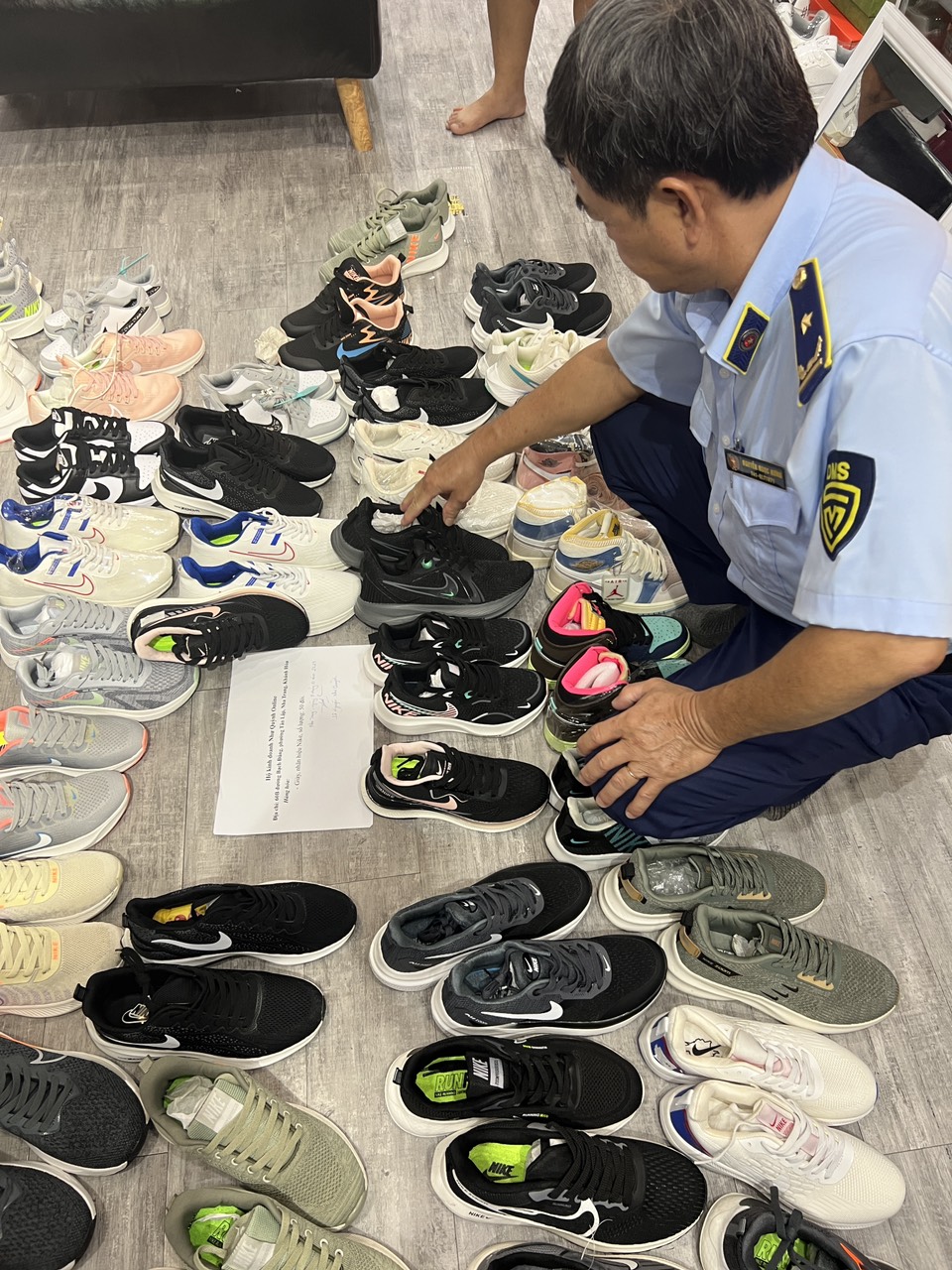 Lực lượng QLTT Khánh Hòa kiểm tra hàng hóa vi phạm