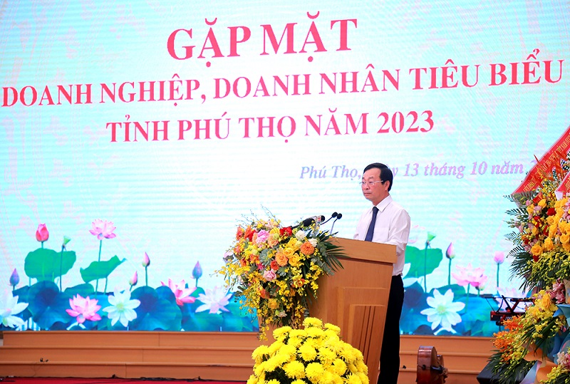 Chủ tịch UBND tỉnh Phú Thọ Bùi Văn Quang phát biểu tại buổi gặp mặt