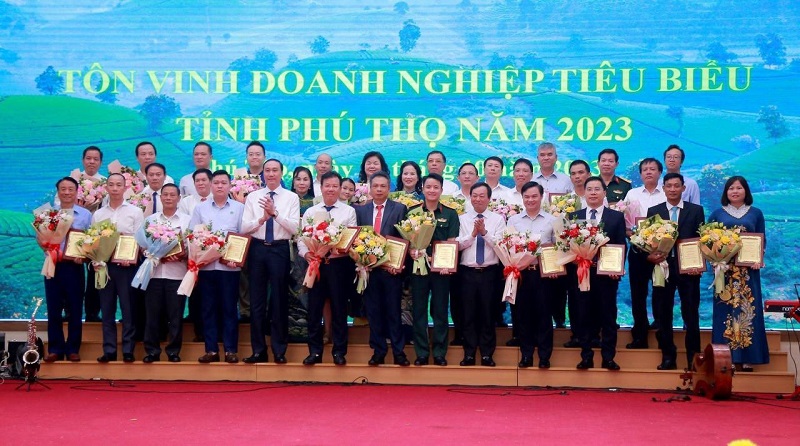 Chủ tịch UBND tỉnh Bùi Văn Quang và Phó Bí thư Thường trực Tỉnh ủy Phùng Khánh Tài trao tặng danh hiệu Doanh nghiệp tiêu biểu tỉnh Phú Thọ năm 2023 cho các doanh nghiệp và Supe Lâm Thao