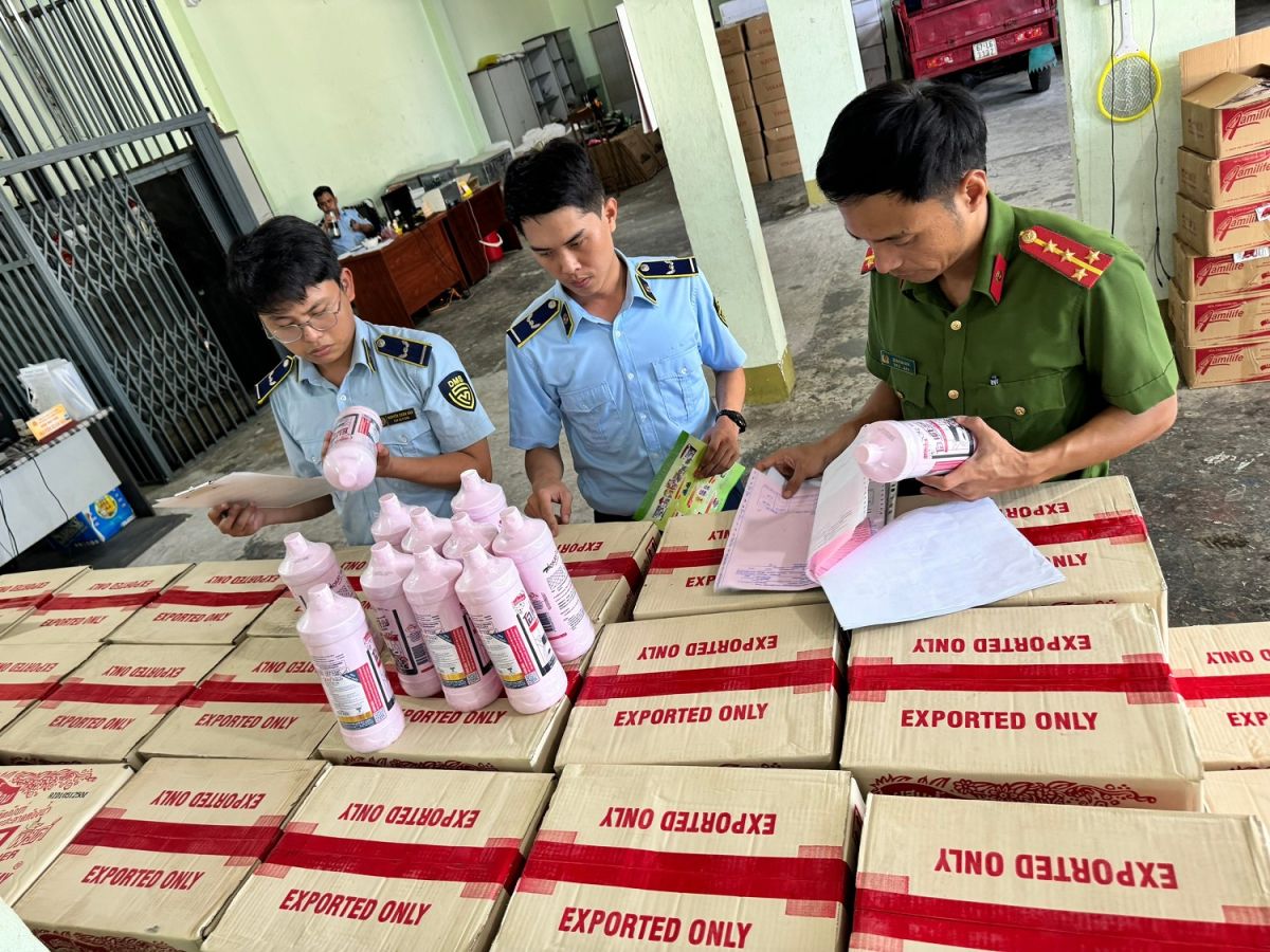 Đoàn kiểm tra liên ngành tỉnh Phú Yên kiểm tra số nước tẩy bồn cầu giả mạo nhãn hiệu Okey