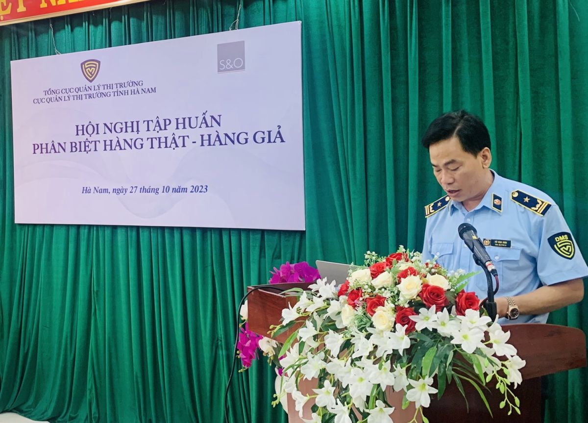 Ông Vũ Văn Sơn phát biểu tại hội nghị tập huấn. (Ảnh: Cục QLTT tỉnh Hà Nam)