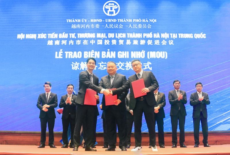 Ông Võ Trung Hiếu – Giám đốc Kinh doanh Quốc tế Vinamilk (ngoài cùng bên trái) – ký kết biên bản ghi nhớ hợp tác phân phối sữa chua với 2 đối tác Trung