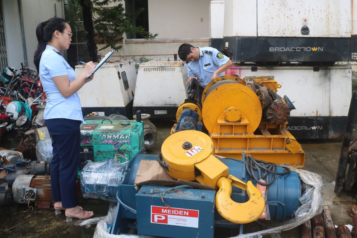 Lực lượng Quản lý thị trường tỉnh Quảng Bình kiểm tra hàng hóa vi phạm