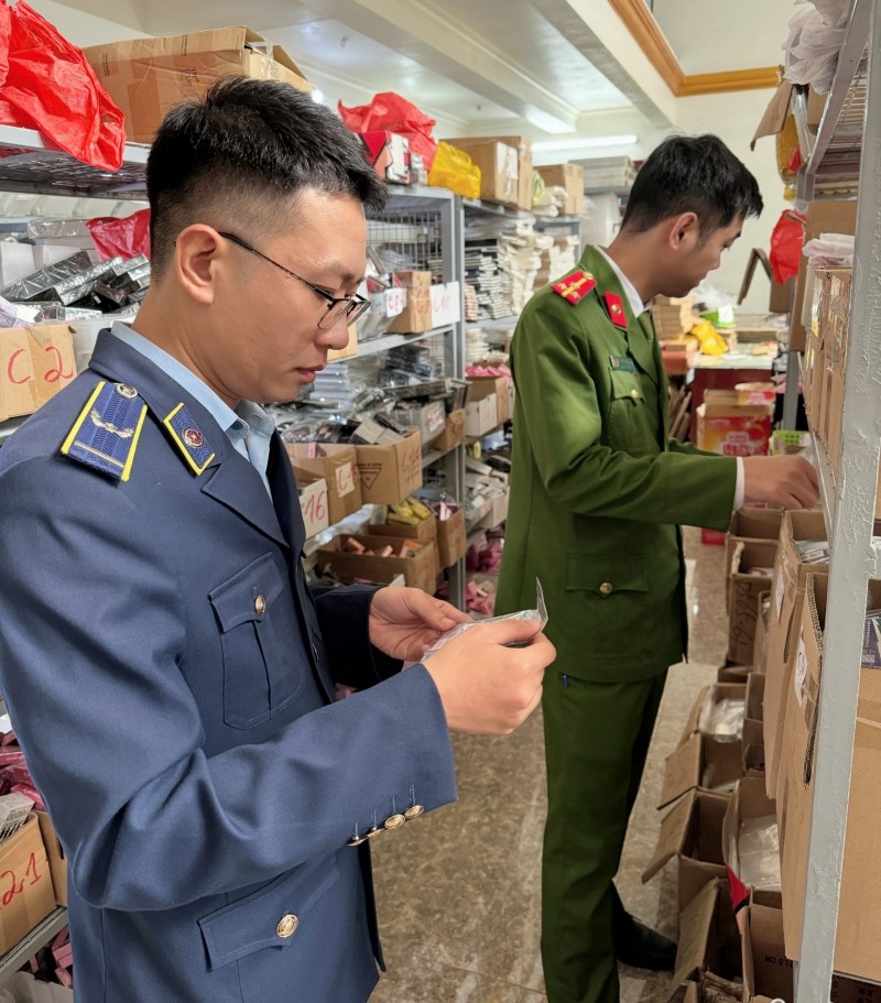 Lực lượng QLTT tỉnh Nam Định kiểm tra hàng hóa vi phạm
