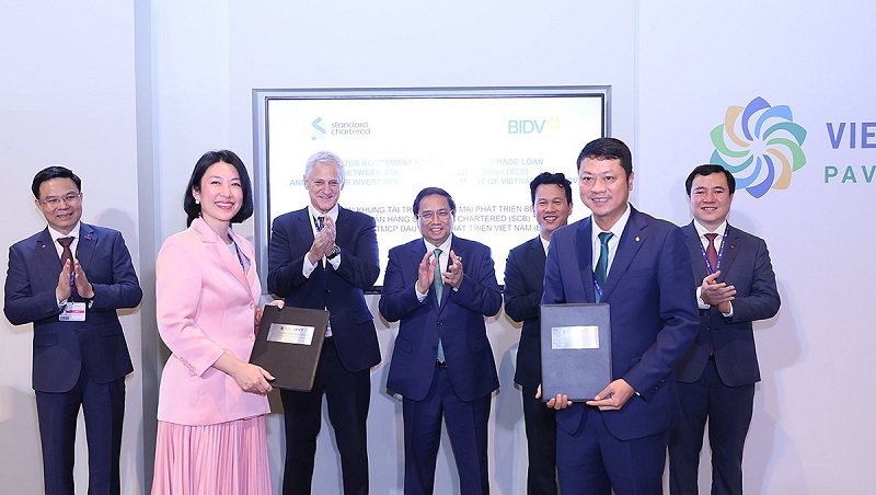 Ông Lê Ngọc Lâm - Tổng Giám đốc BIDV và bà Michele Wee - Tổng Giám đốc Standard Chartered Bank Việt Nam trao Thỏa thuận khung Tài trợ thương mại Phát triển bền vững