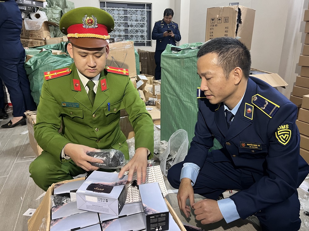 Lực lượng chức năng thành phố Hà Nội kiểm tra kho hàng chứa hàng nghìn sản phẩm loa đài, đồng hồ thông minh nhập lậu trị giá 4,3 tỷ đồng
