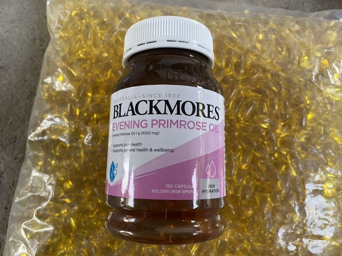 Tại hiện trường, đại diện nhãn hiệu Blackmores bước đầu nhận định sản phẩm Blackmores Evening Primrose Oil tại cơ sở sản xuất mà lực lượng QLTT kiểm tra có dấu hiệu làm giả