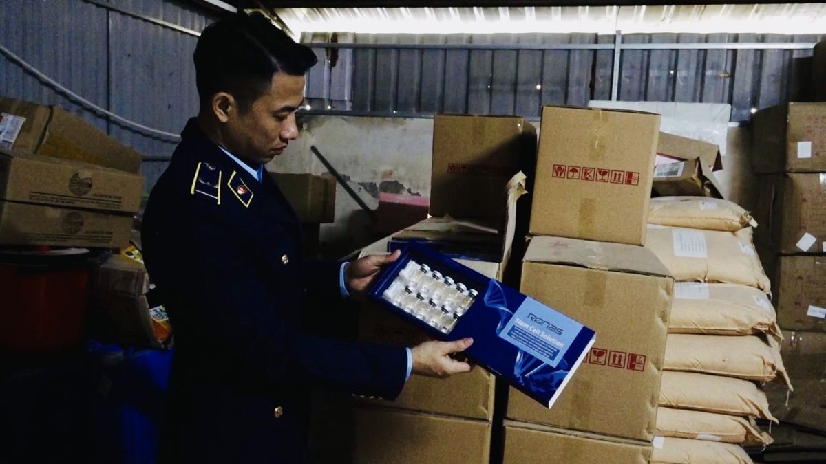 Lực lượng QLTT Hà Nội phối hợp với Đội Cảnh sát kinh tế, Công an huyện Chương Mỹ phát hiện rất nhiều sản phẩm thành phẩm và bán thành phẩm mỹ phẩm và thực phẩm chức năng, cùng máy móc thiết bị phục vụ cho việc sản xuất mỹ phẩm, thực phẩm chức năng.