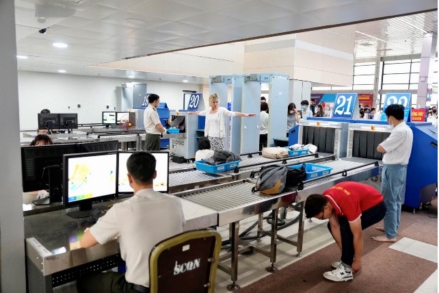 Cục Hàng không Việt Nam (Cục HKVN) vừa có văn bản gửi các đơn vị có liên quan trong ngành hàng không về việc triển khai thực hiện chống buôn lậu gian lận thương mại và hàng giả qua đường hàng không