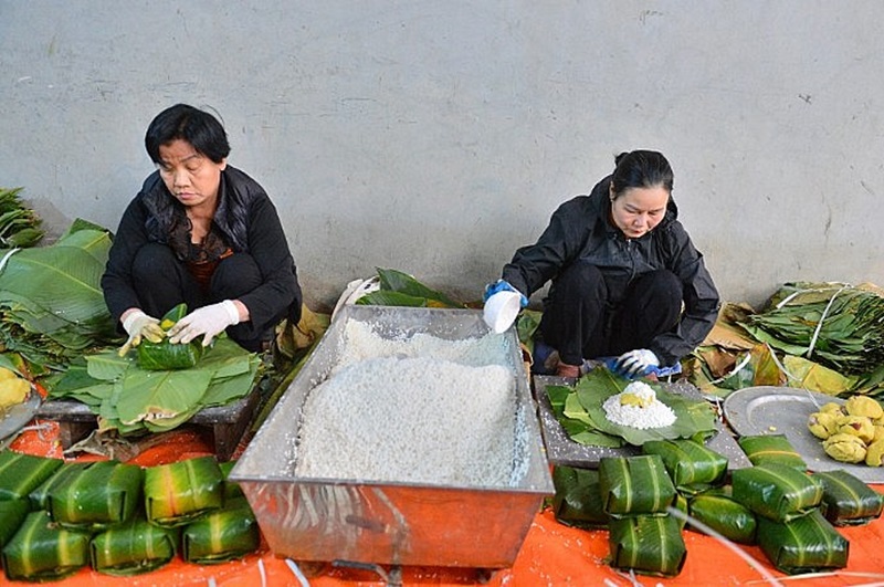 Người dân làng Tranh Khúc, xã Duyên Hà, H.Thanh Trì, Hà Nội hối hả gói bánh chưng tết.