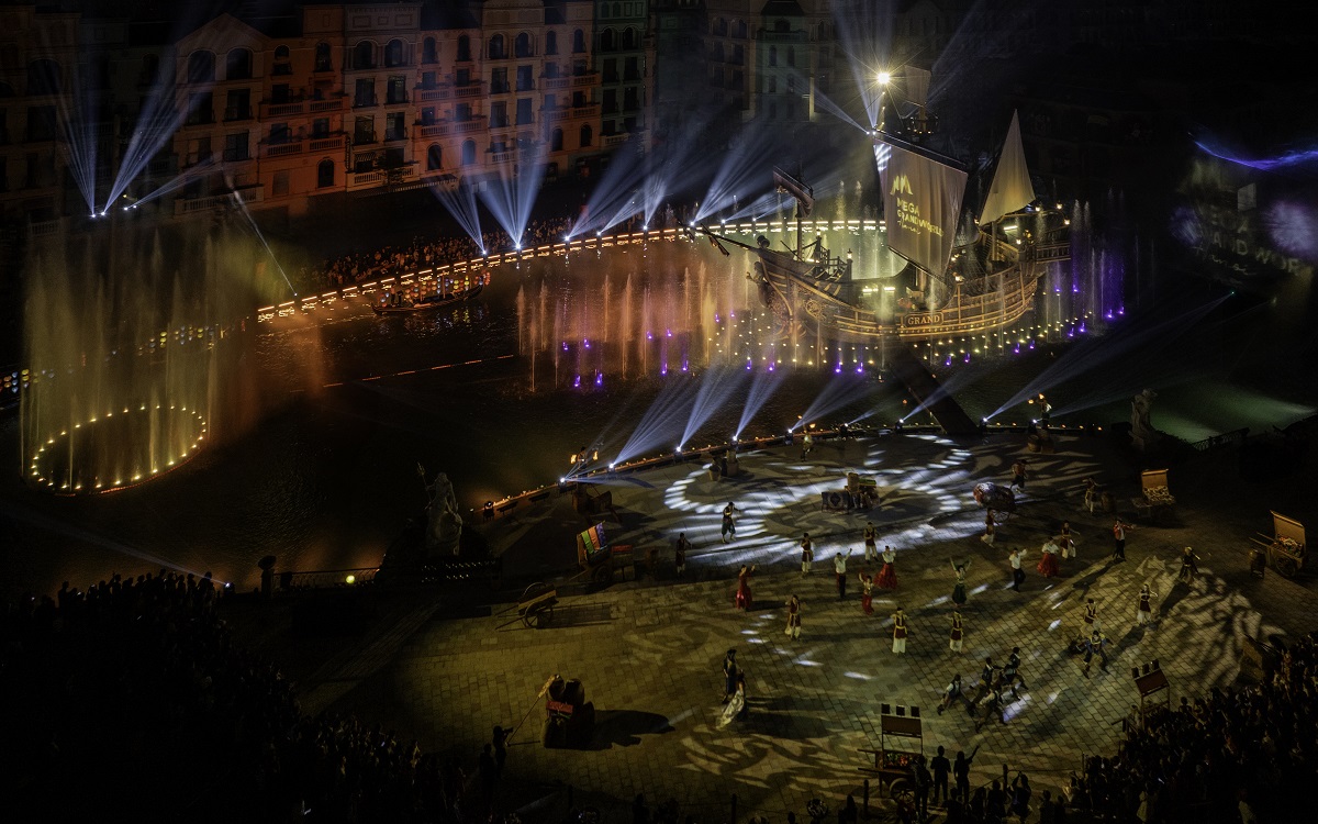 Sự kiện khởi động với The Grand Voyage – show thực cảnh với công nghệ 3D Mapping trên sân khấu thuyền lớn nhất châu Á. Đây được xem là sản phẩm giải trí đêm đặc sắc nhất năm 2023 tại Việt Nam, diễn ra mỗi tối với sự góp mặt của 62 diễn viên cùng công nghệ biểu diễn, âm thanh ánh sáng, nhạc nước tối tân.