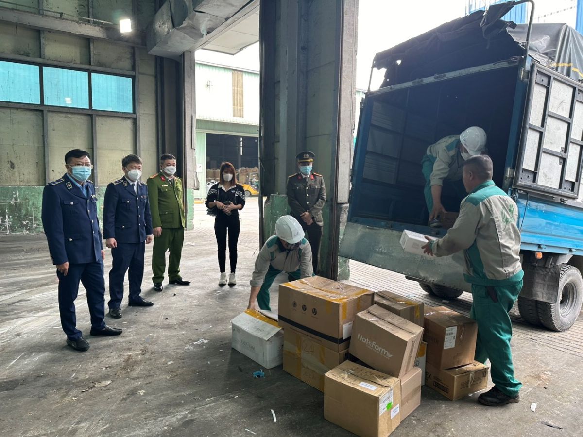 Lực lượng chức năng tỉnh Bắc Ninh giám sát tiêu hủy lô thực phẩm, mỹ phẩm nhập lậu lậu trị giá 871,2 triệu đồng
