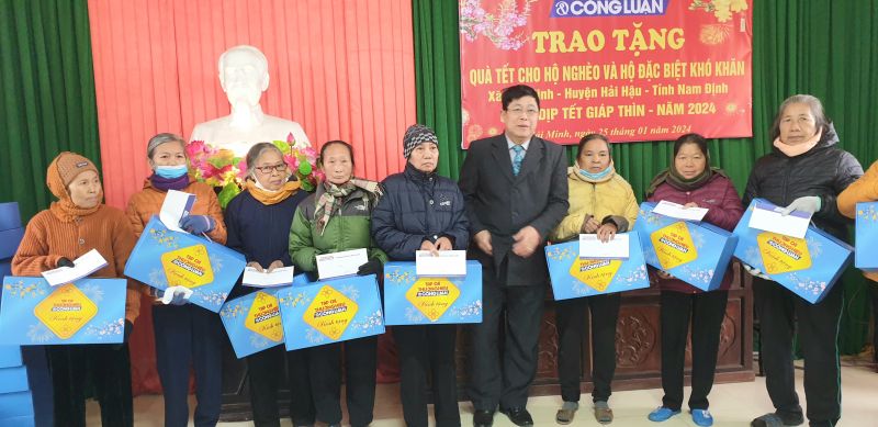 Chủ tịch Hội đồng hương xã Hải Minh tại Hà Nội, ông Nguyễn Thuyên trao quà cho các gia đình có hoàn cảnh khó khăn