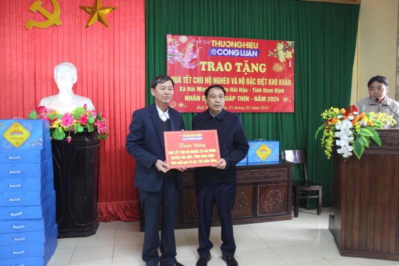 Tổng biên tập Tạp chí Thương hiệu & Công luận, Vũ Đức Thuận (bìa trái) trao quà Tết cho bà con nhân dân xã Hải Minh