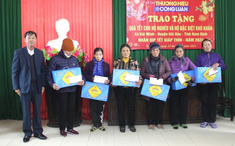 Tổng biên tập Tạp chí Thương hiệu & Công luận, Vũ Đức Thuận (bìa trái) trao quà Tết cho bà con nhân dân xã Hải Minh