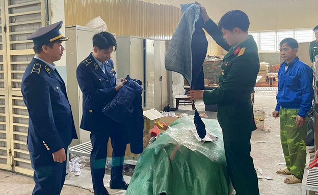 Cục Quản lý thị trường tỉnh Phú Thọ đã tiến hành tiêu hủy gần 2.000 sản phẩm hàng hóa là tang vật vi phạm hành chính bị tịch thu với tổng giá trị gần 105 triệu đồng.
