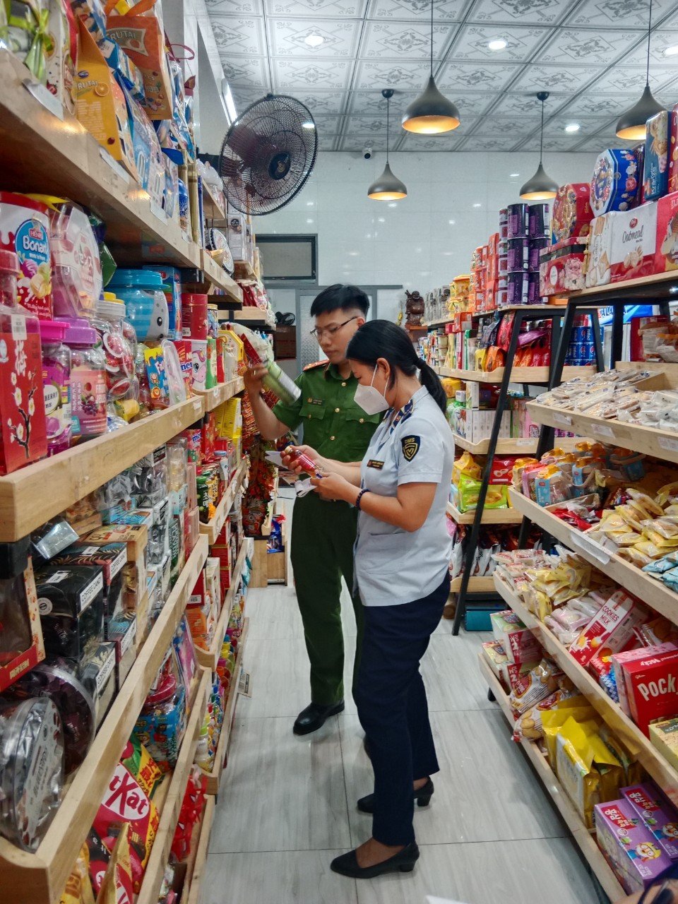Đoàn kiểm tra của Đội QLTT số 4 phối hợp với Phòng cảnh sát điều tra tội phạm về tham nhũng, kinh tế, buôn lậu, môi trường thuộc Công an tỉnh Tây Ninh tiến hành kiểm tra cơ sở kinh doanh bánh, kẹo tại Thành phố Tây Ninh, tỉnh Tây Ninh