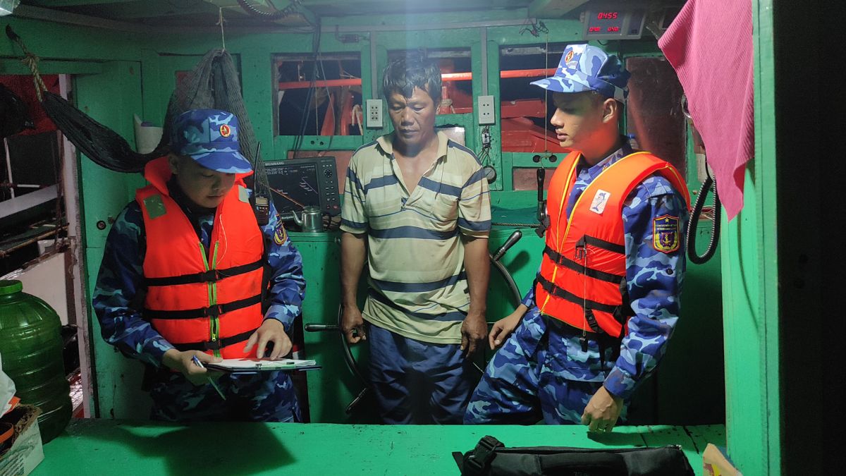 Lực lượng chức năng Bộ Tư lệnh Vùng Cảnh sát biển 4 kiểm tra giấy tờ tàu vi phạm.