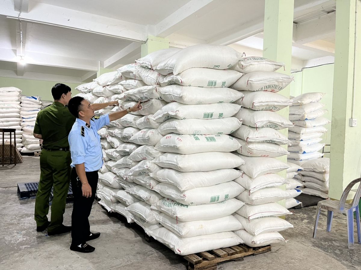 Lực lượng chức năng tỉnh Phú Yên phát hiện 22 tấn đường kính trắng do nước ngoài sản xuất không có hạn sử dụng