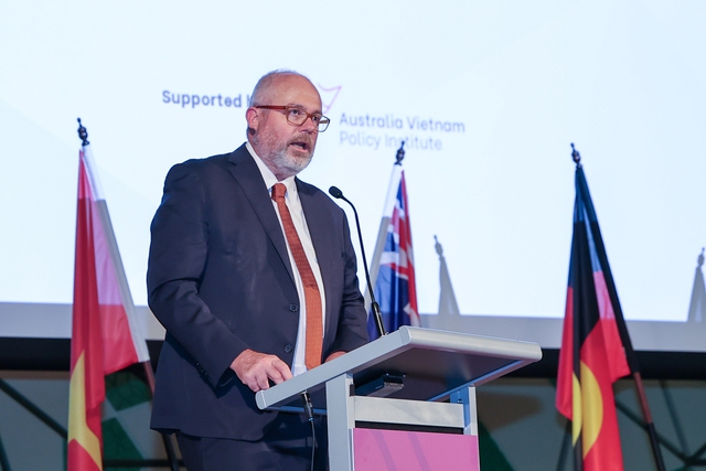 Đồng Bộ trưởng Sản xuất và Thương mại Australia Tim Ayres phát biểu khai mạc Diễn đàn - Ảnh: VGP/Nhật Bắc
