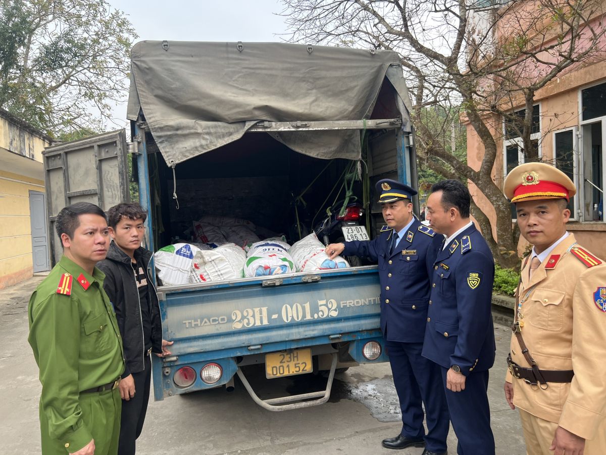 Đội QLTT số 2, Cục QLTT tỉnh Tuyên Quang vừa phối hợp với Phòng Cảnh sát kinh tế và Trạm Cảnh sát giao thông Hàm Yên Công an tỉnh Tuyên Quang phát hiện, thu giữ 1,4 tấn mỡ lợn không rõ nguồn gốc