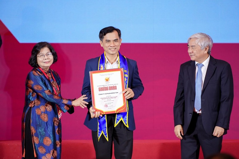 Ông Đỗ Thế Phong - Giám đốc Điều hành Cung ứng Dongtam Group đón nhận chứng nhận Hàng Việt Nam chất lượng cao 2024
