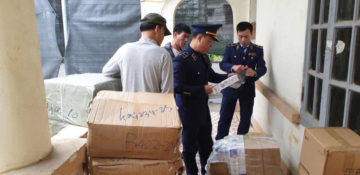 Lực lượng Quản lý thị trường (QLTT) tỉnh Lạng Sơn phát hiện hơn 1.700 sản phẩm được sản xuất ngoài Việt Nam không có hóa đơn trên đường vận chuyển từ khu vực chợ Tân Thanh đi tiêu thụ.