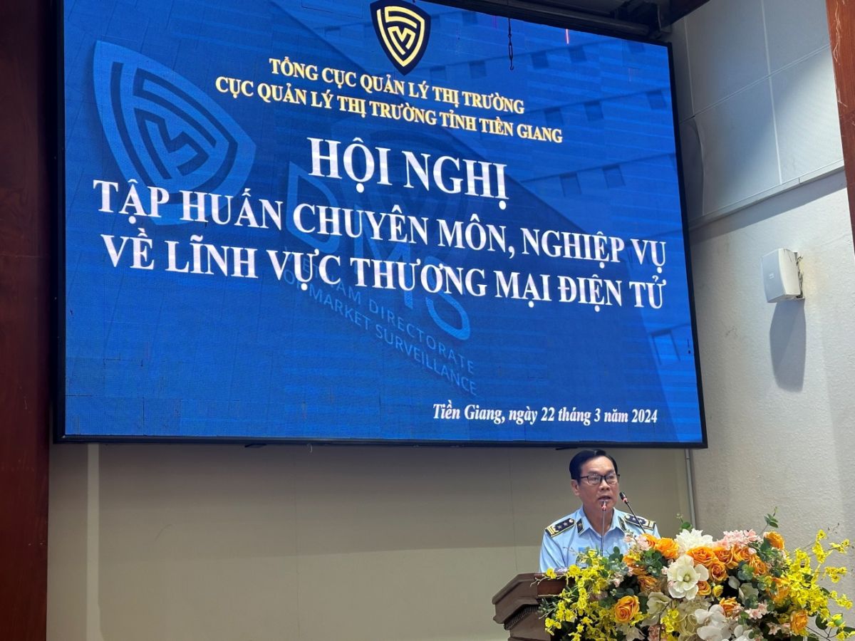 Cục trưởng Cục QLTT tỉnh Tiền Giang Huỳnh Văn Nguyện phát biểu tại hội nghị