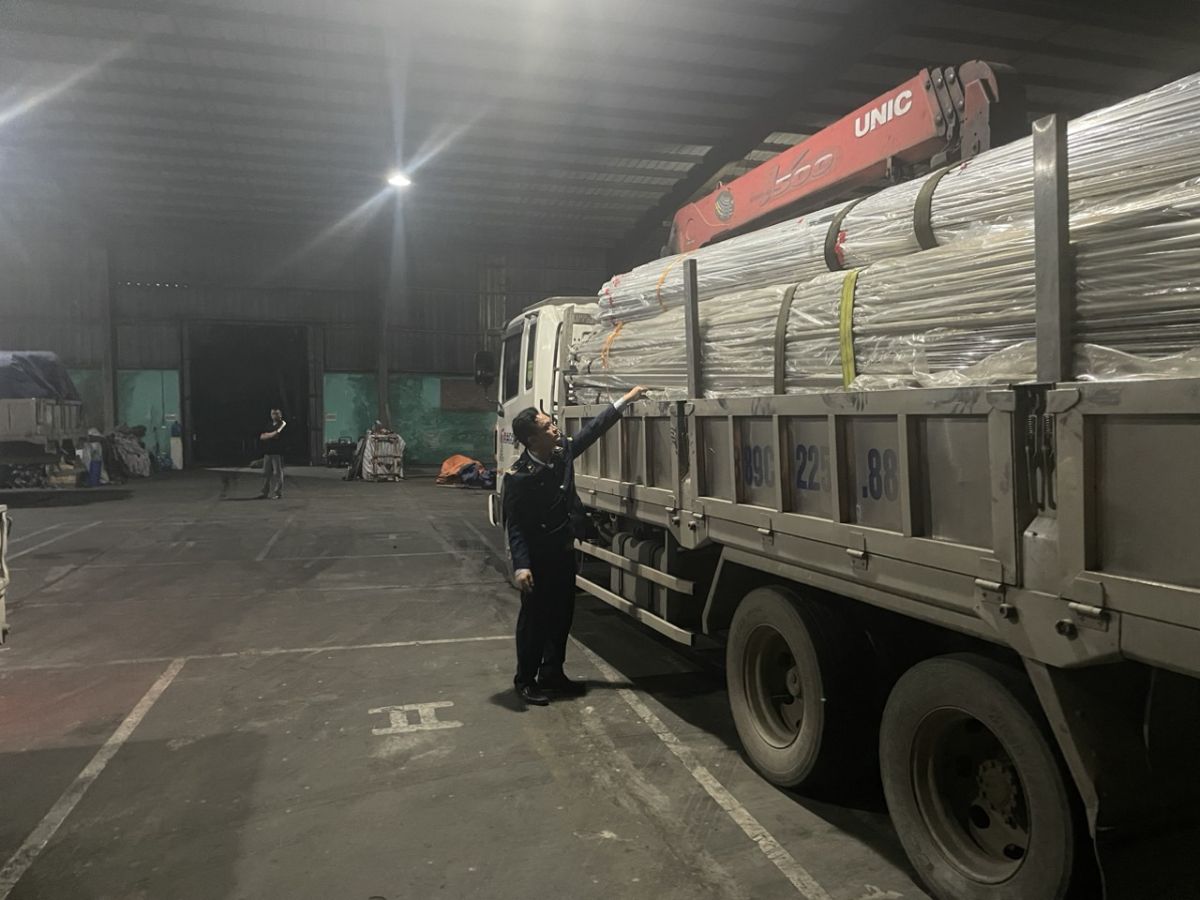 lực lượng chức năng tỉnh Hưng Yên phát hiện 3 tấn thép không gỉ dạng tấm không có nhãn hàng hóa, người quản lý kho hàng không cung cấp