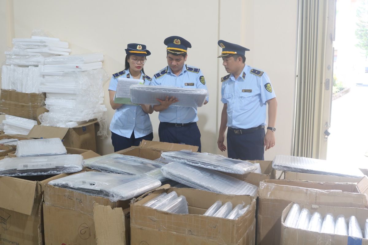 Lực lượng Quản lý thị trường tỉnh Quảng Bình kiểm tra hàng hóa vi phạm