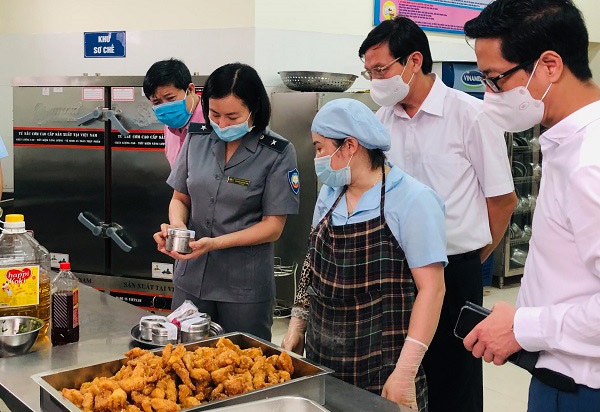 Bắt buộc thu hồi giấy chứng nhận cơ sở đủ điều kiện an toàn thực phẩm trong trường hợp nào?