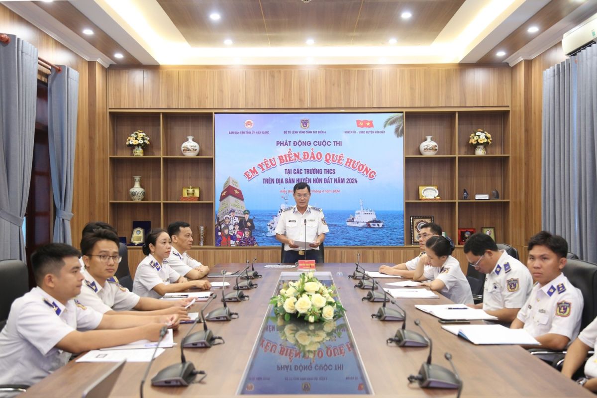 Đại tá Nguyễn Thái Dương, Phó Chính ủy, Bộ Tư lệnh Vùng Cảnh sát biển 4 chủ trì buổi phát động.